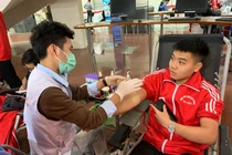 Các bạn trẻ tình nguyện tham gia hiến máu