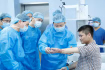 GS. TS. TTND. Mai Hồng Bàng - Giám đốc Bệnh viện Trung ương Quân đội 108 thăm bệnh nhân. Ảnh: BVCC