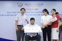 Lãnh đạo Bệnh viện Nam học và Hiếm muộn Hà Nội trao quà TTTON miễn phí cho vợ chồng anh chị Trần Thị Nga và anh Vũ Văn Khải 