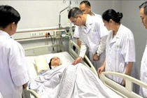 Tặng bằng khen cho 4 điều dưỡng dũng cảm cứu bệnh nhi