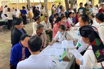 Chăm sóc y tế, cấp thuốc miễn phí cho hơn 1.200 người dân bị ảnh hưởng nặng nề do bão lũ