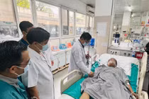 Cục trưởng Cục Quản lý Khám, chữa bệnh Lương Ngọc Khuê trực tiếp tham gia hội chẩn và kiểm tra công tác cứu chữa các nạn nhân vụ cháy, ở BV Bạch Mai, sáng nay, 13/9.