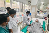 Cục trưởng Cục Quản lý Khám, chữa bệnh Lương Ngọc Khuê trực tiếp tham gia hội chẩn và kiểm tra công tác cứu chữa các nạn nhân vụ cháy, ở BV Bạch Mai, sáng nay, 13/9.