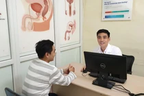 TS. Nguyễn Hoài Bắc - Trưởng Khoa Nam học của Bệnh viện Đại học Y Hà Nội - tư vấn cho bệnh nhân