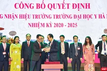 GS.TS. Tạ Thành Văn - Bí thư Đảng uỷ, Chủ tịch Hội đồng Trường Đại học Y Hà Nội - trao biểu trưng của Trường cho GS.TS. Nguyễn Hữu Tú - tân Hiệu trưởng.