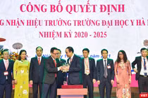 GS.TS. Tạ Thành Văn - Bí thư Đảng uỷ, Chủ tịch Hội đồng Trường Đại học Y Hà Nội - trao biểu trưng của Trường cho GS.TS. Nguyễn Hữu Tú - tân Hiệu trưởng.