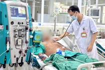 Thanh niên nguy kịch sau khi ăn tiết canh, người thân phá cửa đưa đi cấp cứu