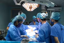 Cắt thành công khối u ác tính khổng lồ, nặng 13 kg