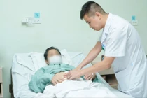 Nuốt phải tăm dài 7cm, cụ bà ở Hà Nội suýt tử vong vì thủng trực tràng