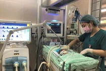 Cháu bé bị bỏ rơi đang được chăm sóc tận tình tại Bệnh viện Xanh Pôn