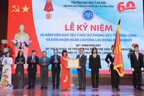 Thứ trưởng Trần Văn Thuấn trao Huân chương Lao động hạng Nhất cho tập thể Viện Đào tạo YHDP và YTCC