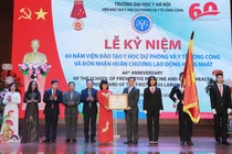 Thứ trưởng Trần Văn Thuấn trao Huân chương Lao động hạng Nhất cho tập thể Viện Đào tạo YHDP và YTCC