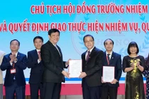 Q. Bộ trưởng Bộ Y tế Nguyễn Thanh Long trao quyết định Chủ tịch Hội đồng trường Trường Đại học Y Hà Nội cho GS.TS. Tạ Thành Văn