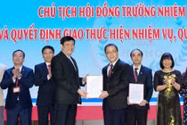 Q. Bộ trưởng Bộ Y tế Nguyễn Thanh Long trao quyết định Chủ tịch Hội đồng trường Trường Đại học Y Hà Nội cho GS.TS. Tạ Thành Văn