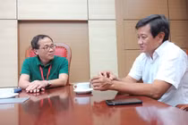 GS. Tạ Thành Văn trao đổi với ông Đoàn Ngọc Hải về vấn đề vận chuyển bệnh nhân sao cho an toàn và hiệu quả