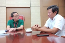 GS. Tạ Thành Văn trao đổi với ông Đoàn Ngọc Hải về vấn đề vận chuyển bệnh nhân sao cho an toàn và hiệu quả