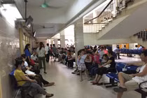 Bệnh nhân đi khám bệnh tại Bệnh viện Bạch Mai (Hà Nội) (ảnh Thanh Hằng)