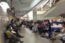 Bệnh nhân đi khám bệnh tại Bệnh viện Bạch Mai (Hà Nội) (ảnh Thanh Hằng)