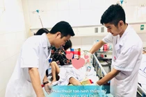 Các bác sĩ chăm sóc cho cháu bé