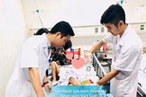 Các bác sĩ chăm sóc cho cháu bé