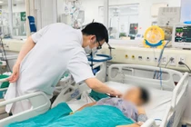 Bị sốc nhiễm khuẩn nặng sau tiêm khớp vai tại phòng khám tư