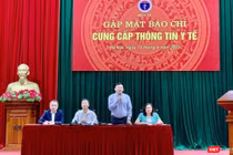 Ông Nguyễn Đình Anh - Vụ trưởng Vụ Truyền thông Thi đua - Khen thưởng (Bộ Y tế) chủ trì cuộc gặp mặt báo chí về chiến dịch tiêm chủng cho trẻ 5-12 tuổi