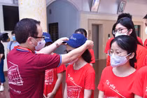 GS.TS. Tạ Thành Văn - Chủ tịch Hội đồng Trường Đại học Y Hà Nội - tặng quà và ân cần dặn dò các cán bộ, sinh viên lên đường "thượng lộ bình an" và hoàn thành tốt nhiệm vụ 