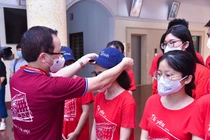 GS.TS. Tạ Thành Văn - Chủ tịch Hội đồng Trường Đại học Y Hà Nội - tặng quà và ân cần dặn dò các cán bộ, sinh viên lên đường "thượng lộ bình an" và hoàn thành tốt nhiệm vụ 