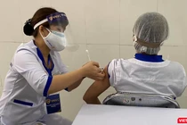 Với vaccine phòng COVID-19 của AstraZeneca sử dụng lần này, mỗi người trên 18 tuổi sẽ được tiêm 2 mũi vaccine, mũi thứ hai cách mũi thứ nhất 12 tuần với liều lượng 0,5ml, tiêm bắp.