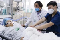 Các bác sĩ Bệnh viện Bạch Mai chăm sóc cho bệnh nhân