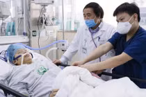 Các bác sĩ Bệnh viện Bạch Mai chăm sóc cho bệnh nhân