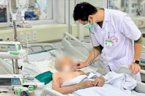 Cảnh báo: Nhiều cụ già nhập viện vì tắm muộn, thời tiết lạnh đột ngột