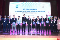 Thứ trưởng Trần Văn Thuấn và lãnh đạo Trường Đại học Y Hà Nội tri ân các nhà khoa học Nhật Bản đã có nhiều đóng góp cho công tác nghiên cứu của trường