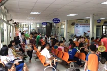 Các phụ huynh đưa con đi tiêm phòng