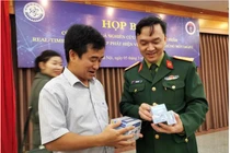 Phan Quốc Việt, Chủ tịch HĐQT kiêm Tổng giám đốc Công ty Cổ phần Công nghệ Việt Á và Thượng tá Hồ Anh Sơn tại buổi họp báo công bố kết quả nghiên cứu chế tạo bộ kit phát hiện SARS-CoV-2 do Học viện Quân y và Công ty cổ phần Công nghệ Việt Á phối hợp thực hiện. (Ảnh: CTV).