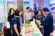 Nơi trưng bày sản phẩm của Viện Hàn lâm KH&CN VIệt Nam thu hút sự chú ý của mọi người