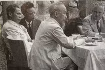 Xuân Oanh (thứ 2 từ trái sáng) trong một lần phiên dịch cho Bác Hồ và Thủ tướng Phạm Văn Đồng (ảnh gia đình nhân vật cung cấp)