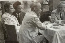 Xuân Oanh (thứ 2 từ trái sáng) trong một lần phiên dịch cho Bác Hồ và Thủ tướng Phạm Văn Đồng (ảnh gia đình nhân vật cung cấp)