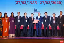 Thủ tướng Nguyễn Xuân Phúc tặng quà cho thầy và trò Trường Đại học Y Hà Nội nhân Ngày Thầy thuốc Việt Nam 27/2