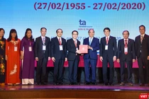 Thủ tướng Nguyễn Xuân Phúc tặng quà cho thầy và trò Trường Đại học Y Hà Nội nhân Ngày Thầy thuốc Việt Nam 27/2