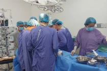 Bệnh viện E bật “báo động đỏ” cấp cứu tối khẩn thiếu niên 16 tuổi bị đâm thấu tim