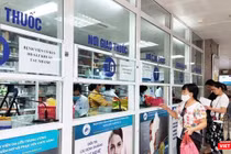 Bệnh nhân nhận thuốc tại nhà thuốc bệnh viện