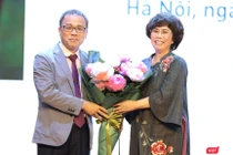 Bà Thái Hương: Tôi tìm mua bằng được bó hoa mẫu đơn này để tặng GS.TS. Tạ Thành Văn, với lời chúc và mong muốn “thầy thuốc như mẹ hiền”