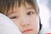 Rất nhiều trẻ em đã phải nhập viện điều trị vì đau mắt đỏ