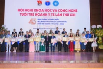 TS. Phạm Văn Tác - Cục trưởng Cục KHCN và Đào tạo, Bộ Y tế; GS.TS. Tạ Thành Văn - Chủ tịch Hội đồng Trường Đại học Y Hà Nội; ông Nguyễn Xuân Hiếu, Ủy viên BCH Trung ương Đoàn, Phó trưởng ban Đoàn kết tập hợp thanh niên Trung ương Đoàn, trao thưởng và tặng hoa cho các tác giả đoạt giải Xuất sắc 