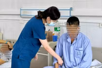 Uống thuốc nam không rõ nguồn gốc, người đàn ông bị ngộ độc gan nặng