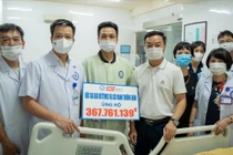 Trao 367 triệu đồng của bạn đọc VietTimes và các mạnh thường quân ủng hộ bác sĩ nghèo bị đột quỵ