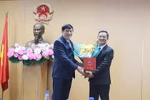 Bộ trưởng Bộ Y tế Nguyễn Thanh Long trao quyết định TS. Vương Ánh Dương là Phó Cục trưởng Cục quản lý Khám, chữa bệnh (ảnh: Lê Hảo)