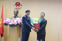 Bộ trưởng Bộ Y tế Nguyễn Thanh Long trao quyết định TS. Vương Ánh Dương là Phó Cục trưởng Cục quản lý Khám, chữa bệnh (ảnh: Lê Hảo)
