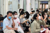 Bệnh nhân có thẻ BHYT đi khám và điều trị sẽ rất thiệt thòi khi các bệnh viện thiếu thuốc và vật tư y tế